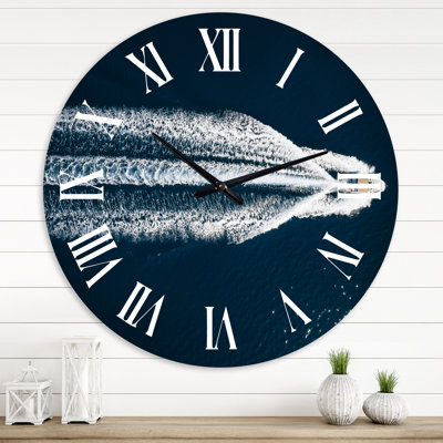 Vue aérienne d'un bateau rapide en mer Méditerranée - horloge murale traditionnelle