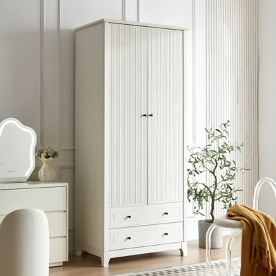 Garde-robe simple de couleur unie