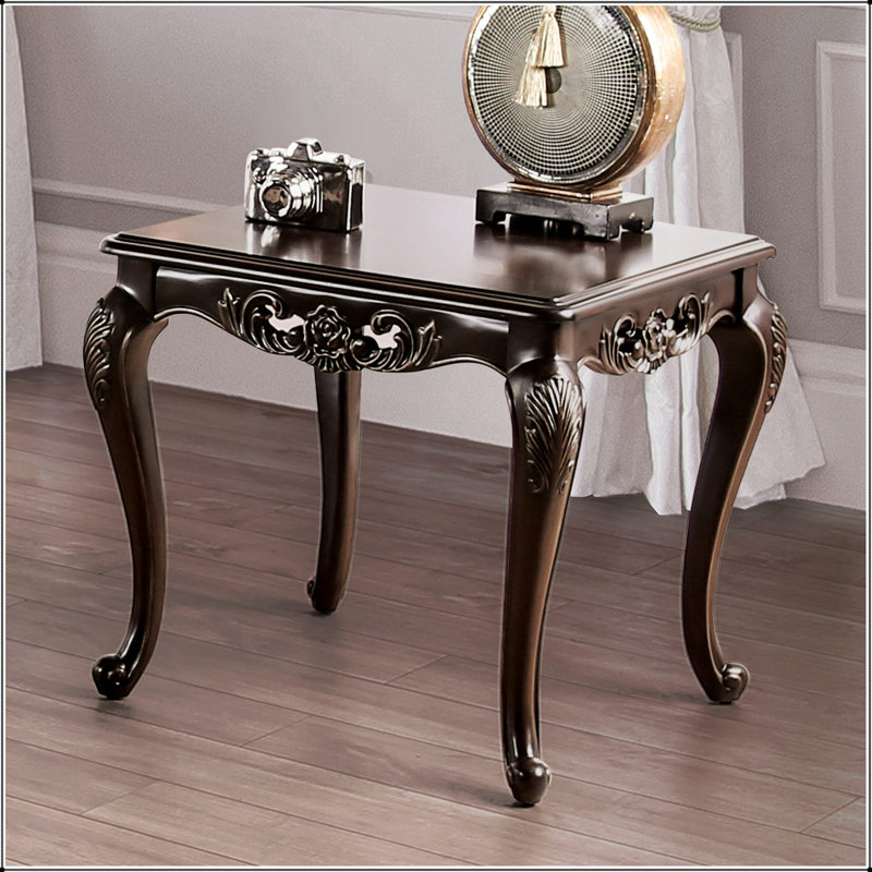Table de bout de style traditionnel avec structure en bois massif, pieds incurvés, conception détaillée sculptée et finition Java