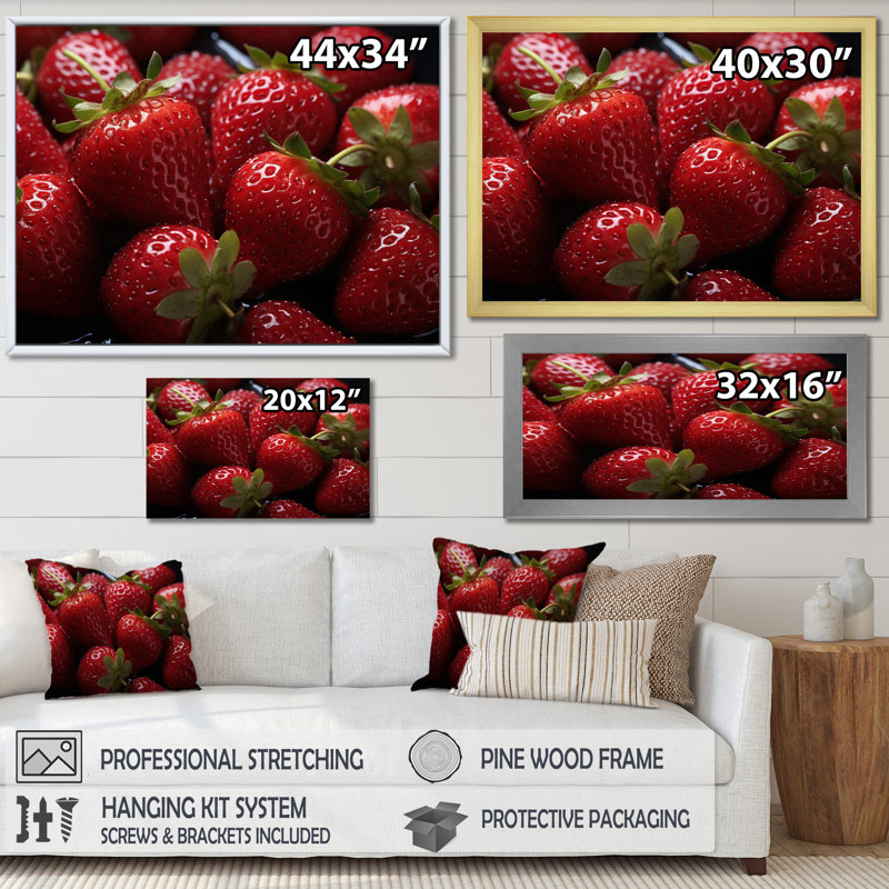 Stawberry Macro Food, reproduction d'art sur toile, H 34 po x l 44 po x P 1,5 po, Cadre flottant noir
