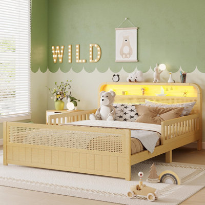 Structure de lit double en rotin avec lumières DEL et tête de lit avec rangement, lit plateforme double avec barrières de sécurité pour enfants, naturel (date d’arrivée prévue le 2026/5/25)