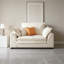 Chaise avec accoudoirs en velours blanc crème