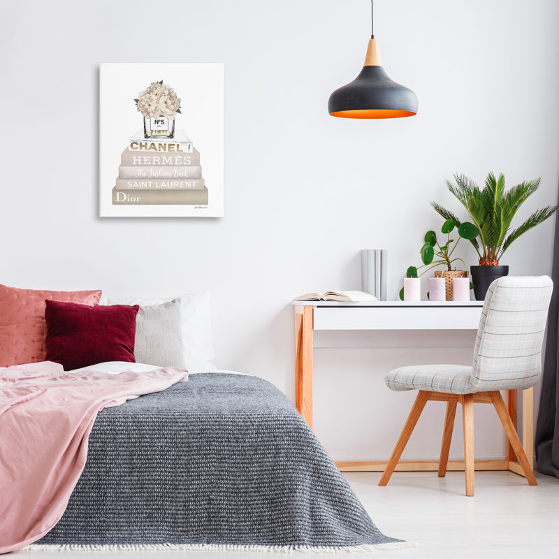 «Neutral Bookstack Fashion» par Amanda Greenwood, H 30 po x l 24 po