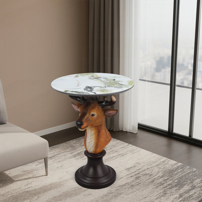 Élégante table d'appoint à tête de cerf avec plateau en faux marbre, fabrication en résine durable pour un décor intérieur élégant et fonctionnel.