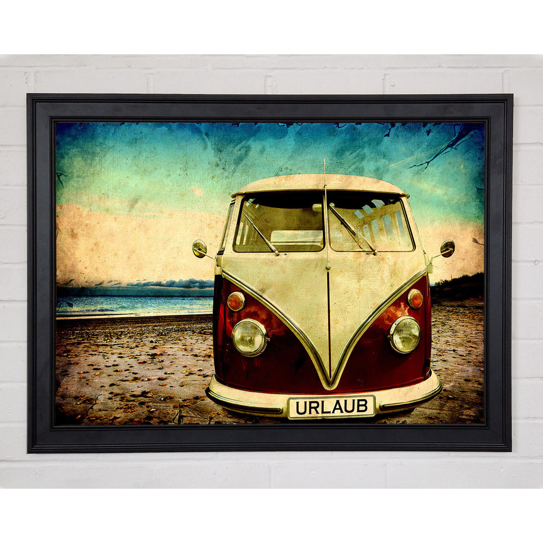 VW Camper Van am Strand Gerahmter Druck