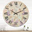 Horloge murale en fleurs dans des tons pastel-63902724