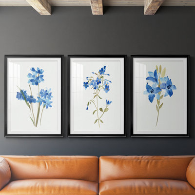 «Blue Blossom Botanical I», reproduction sur mesure encadrée de qualité supérieure - 3 pièces