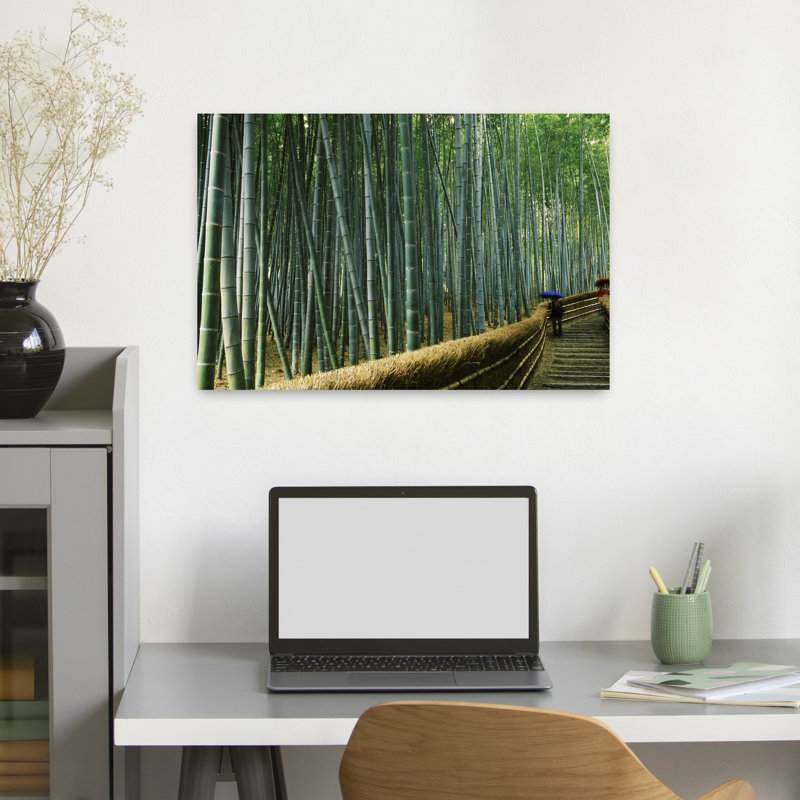 Passerelle en escalier passant à travers une forêt de bambous, préfet de Arashiyama, région de Kval, Honshu, Japon