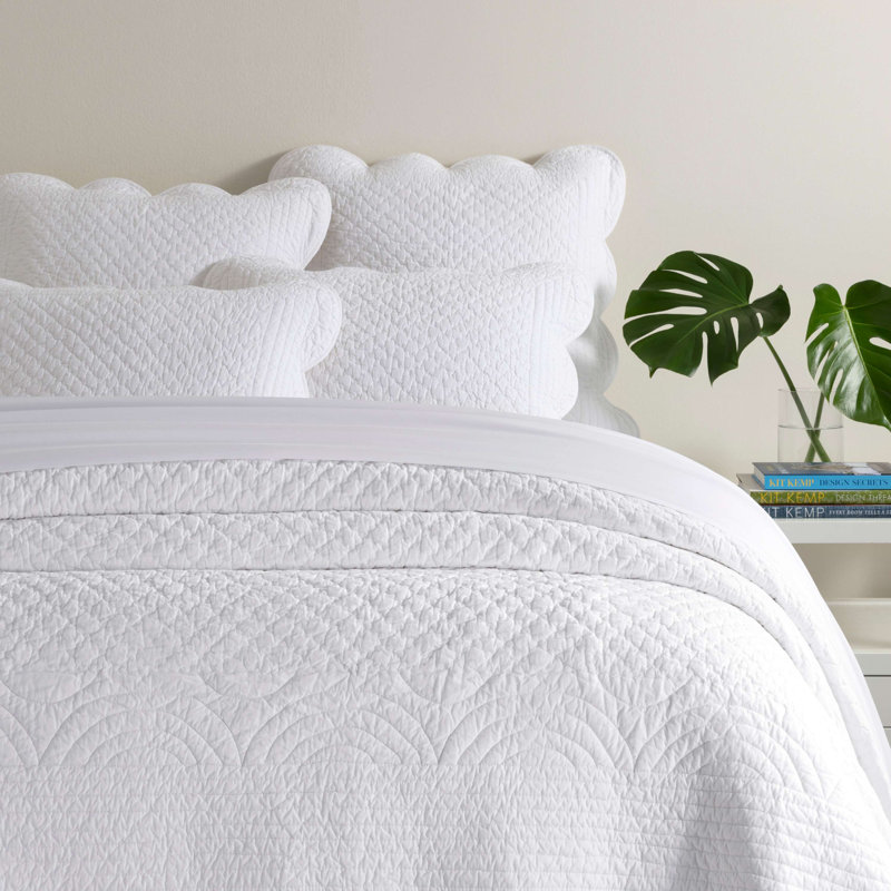 Power Shake Scallop White Quilt, Full/Queen Quilt