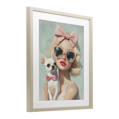 «Girl with Chihuahua», reproduction sous verre encadrée, design par The Prints Vibe