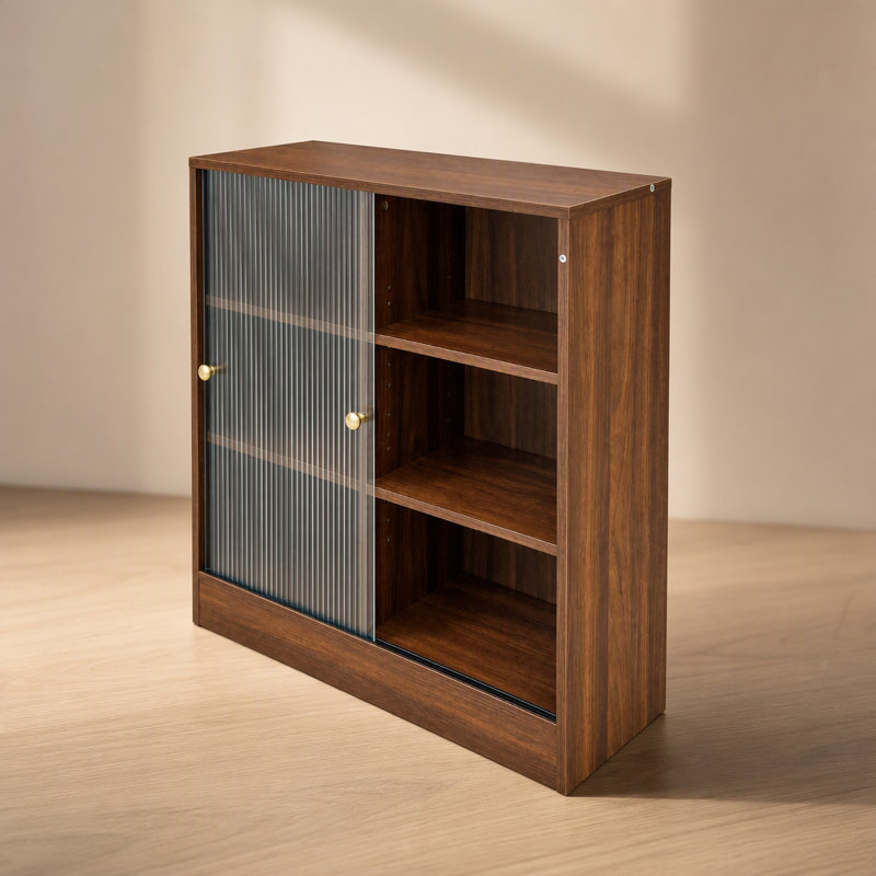 Bibliothèque moderne avec portes vitrées et trois niveaux de rangement ouverts pour le salon