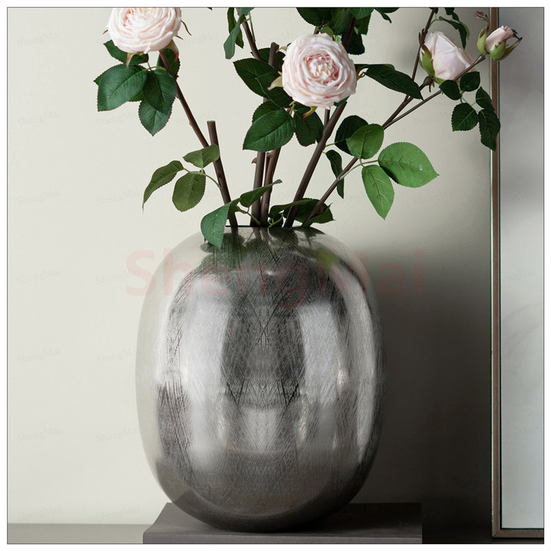 Élégant vase en aluminium argenté, léger et durable pour un décor moderne et facile à déplacer, Hauteur totale - 15 po