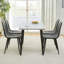 Ensemble de table et de chaises. Table de salle à manger rectangulaire moderne, convenant à 4 à 6 personnes. Comptoir en verre trempé + panneau inférieur en panneau de fibres à densité moyenne, assorti à 4 chaises de salle à manger en lin et coton avec pieds en métal.