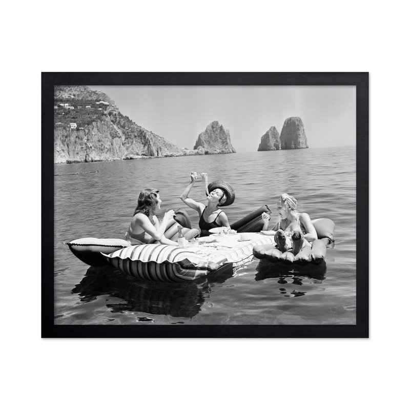 Femmes mangeant des spaghettis sur le lac, Cadre noir, Affiche, H 24 po x l 32 po