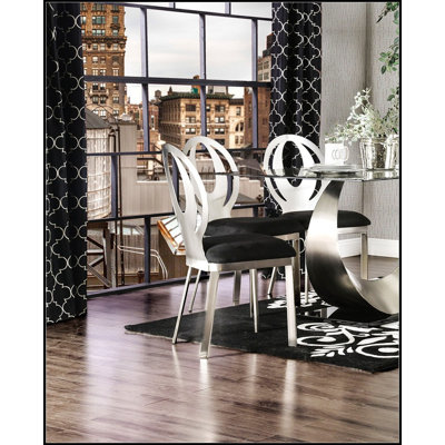 Chaises de salle à manger en métal argenté de style contemporain avec coussins en microfibre noire et dossier ovale pour plus de confort et d'élégance
