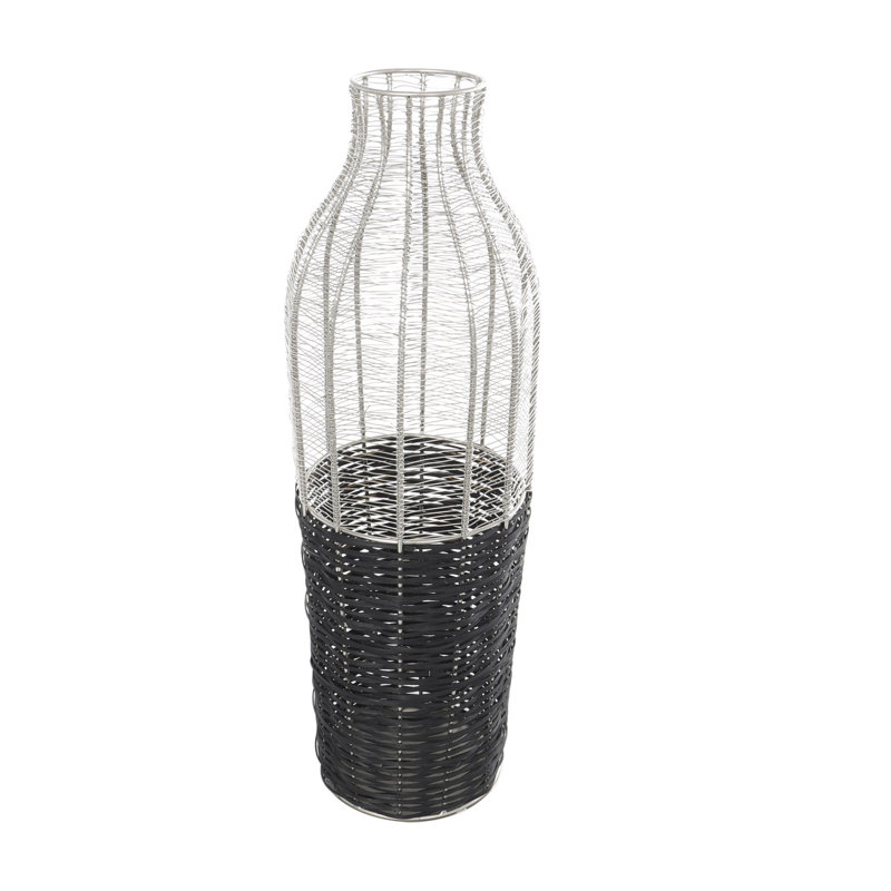 Grand vase décoratif en métal argenté avec base en rotin noir tissé, H 24,2 po x l 7,85 po x P 7,95 po