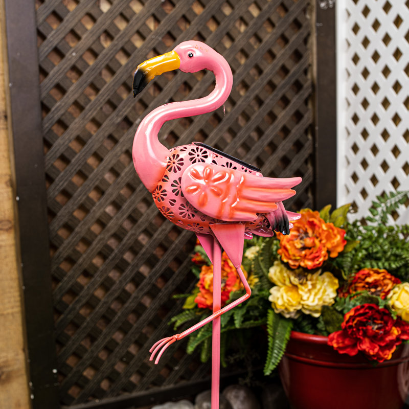 Flamant rose et tuteur de jardin