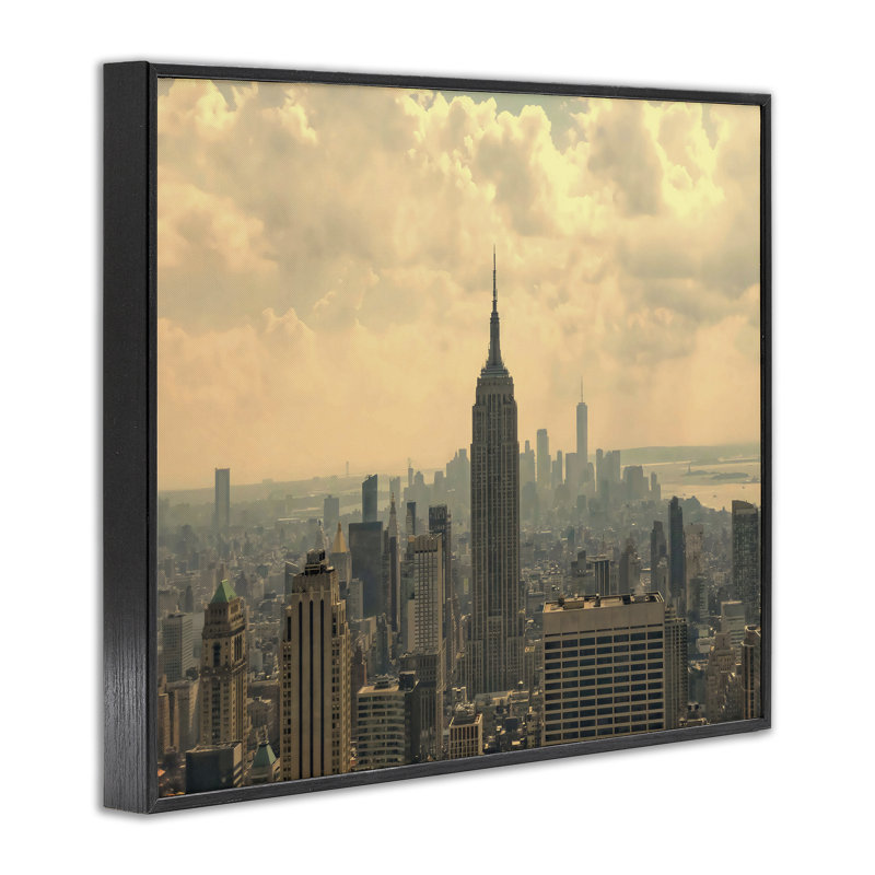 NYC Skyline with Clouds, estampe numérique, design par LSR Creative Studio, H 11 po x l 14 po, Giclée encadrée noir minuit