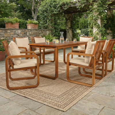 Ensemble de salle à manger d'extérieur brun 7 pièces, structure en bois massif, coussins imperméables, conception unique des accoudoirs, idéal pour recevoir sur la terrasse. Composition : 7 pièces en bois, amovibles, pour des moments conviviaux modernes.