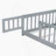 Lit plateforme au sol avec garde-corps et porte-812468295-811018461