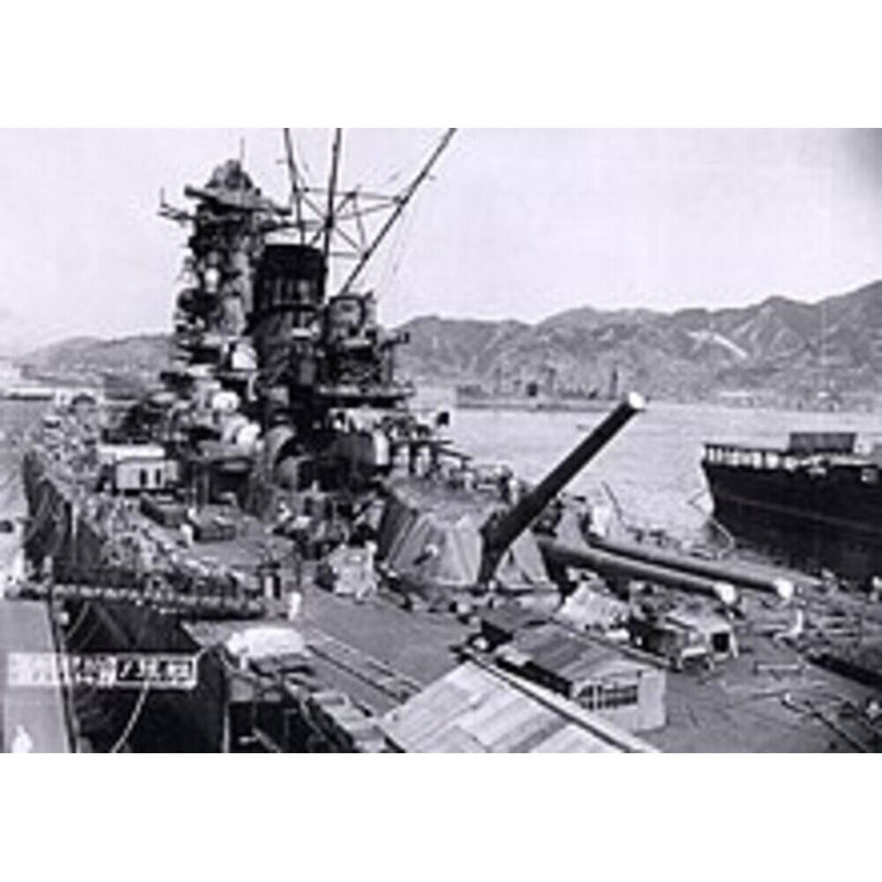 Cuirassé japonais Yamato grand, H 10 po x l 30 po x P 5 po