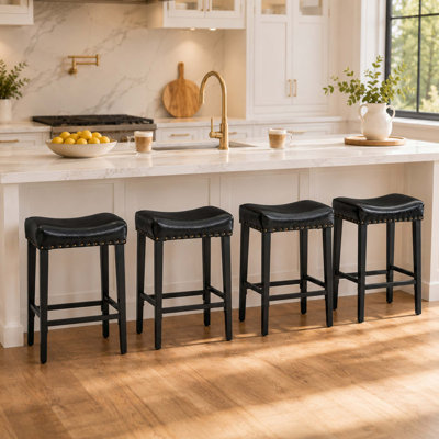 Tabourets de bar en cuir sans dossier avec coussin épais et pieds en acier pour le confort de l'îlot de cuisine.