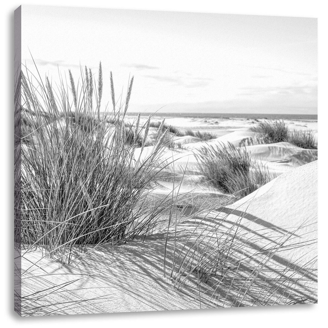 Grasbewachsene Dünenlandschaft am Meer, monochromer Leinwanddruck Square