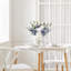 Fleurs artificielles bleues avec vase