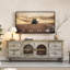 Meuble télé rustique avec 4 tiroirs et 2 portes en verre, console multimédia en bois vieilli pour un rangement et un style polyvalents-129912648