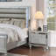 Mobilier de chambre à coucher lit moderne 2 tables de chevet avec lumières DEL et panneau de verre capitonné horizontal argent-418353086