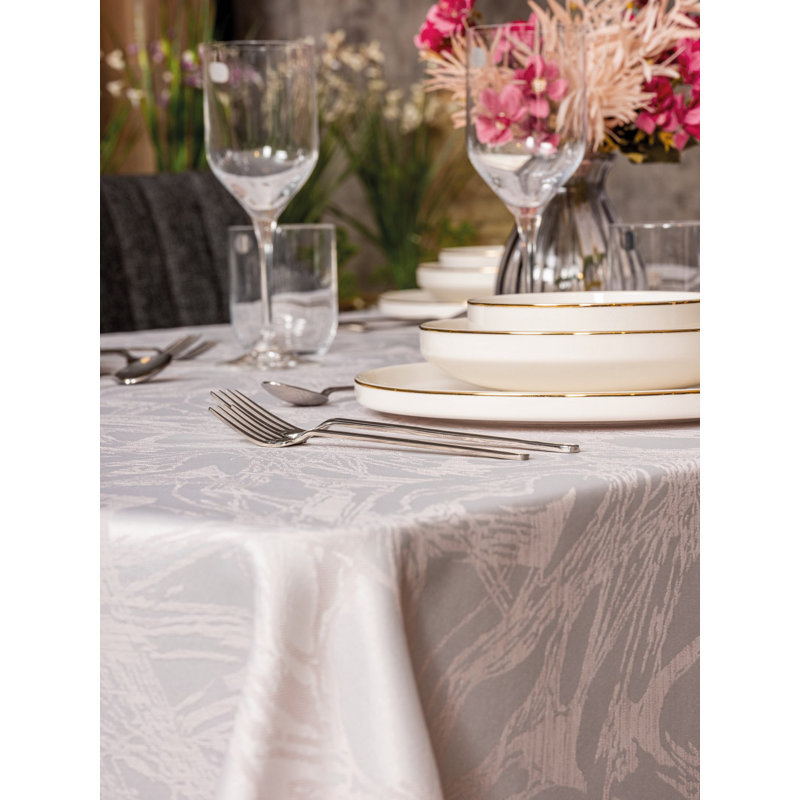 Nappe Elegant Lavender, 61 x 86,6, 100% polyester | Lavable à la machine, va au fer à basse température | Parfait pour la salle à manger ou les événements spéciaux | Conception durable et résistante aux taches, ajoutant une touche de sophistication à votre table