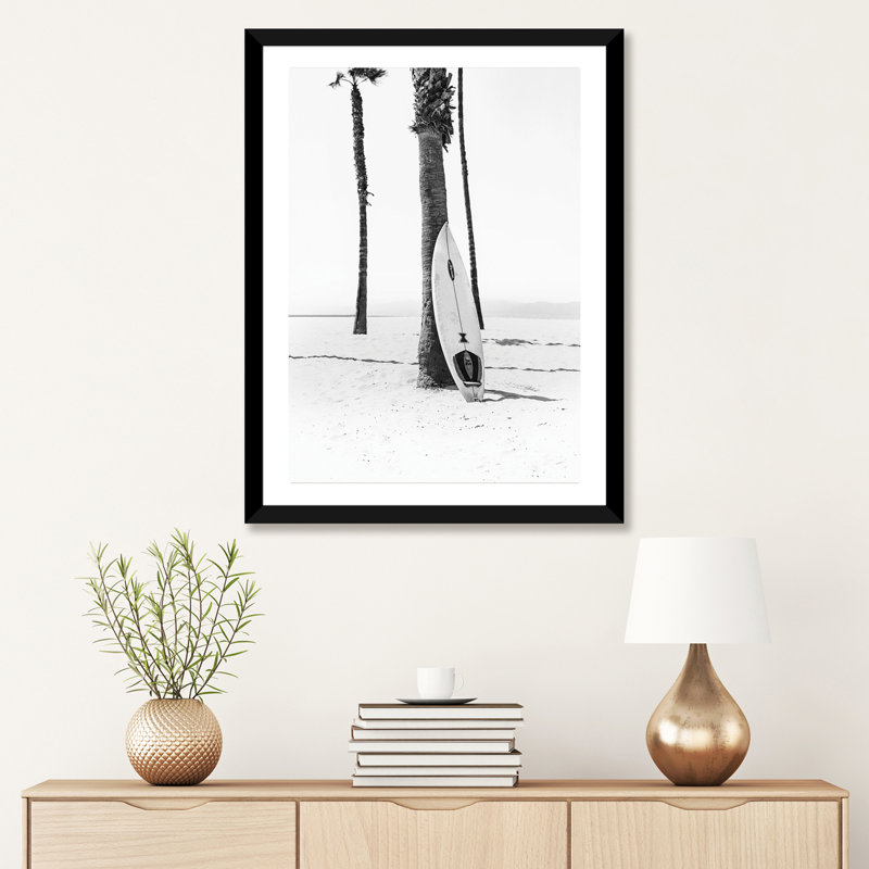 Planche de surf en noir et blanc par Sissi & Seb - reproduction de photo, Papier encadré noir, H 32 po x l 24 po x P 1 po