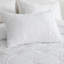 Ensemble d'édredon en microfibre brodée Scallop, matelassage élastique, surdimensionné et ultra doux, blanc, ensemble de 2 pièces-116416145-116416146