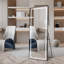Miroir vertical pleine longueur 64 po x 21 po avec lumière DEL, miroir de sol éclairé avec support, miroir mural à intensité variable avec cadre mince en alliage d'aluminium pleine longueur, noir