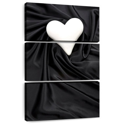 Hardie cœur blanc sur satin noir