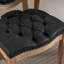 Chaise de salle à manger en bois massif, 2 pièces, cuir PU noir, rivets décoratifs, structure à rebond élevé, tractions faites à la main, 2 pièces élégantes françaises Sw1839bk, pieds artificiels, coussin, boucle tirée à la main,