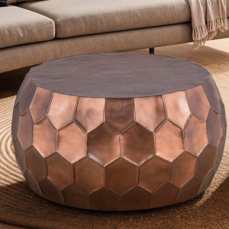 Table basse ronde de 32 po, aluminium, base diamant brillant, finition cuivre antique, ferronnerie martelée à la main, facile à entretenir, motif hexagonal en aluminium pour la maison, espace de rangement généreux