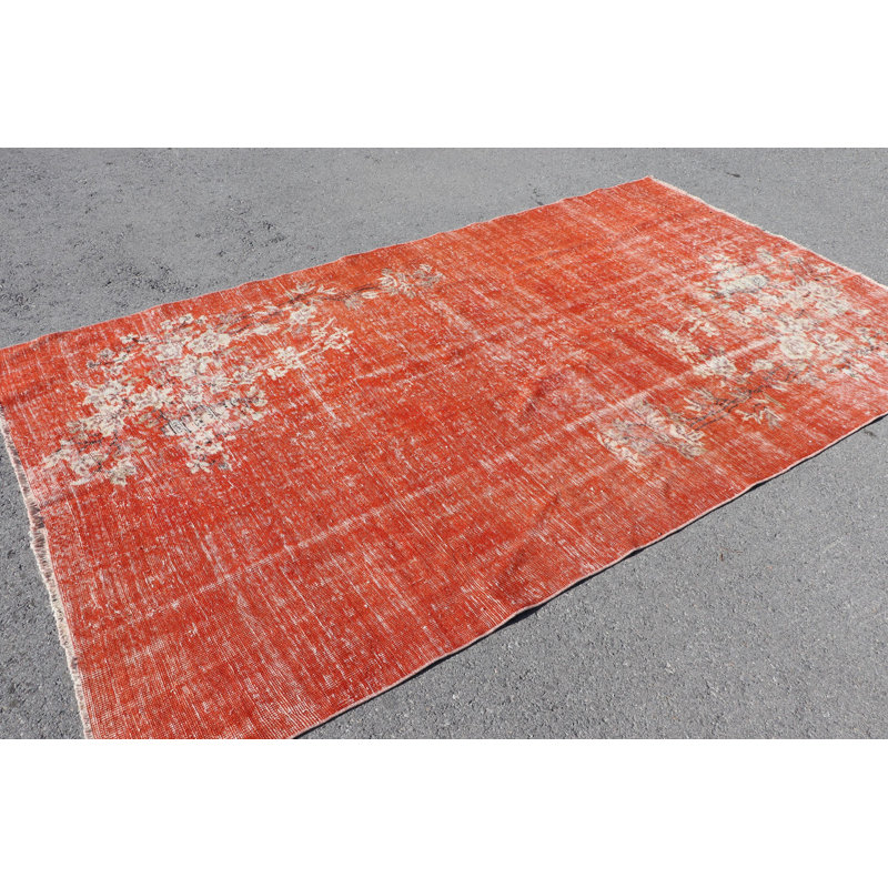 Tapis turc orange fait à la main avec un motif floral complexe, idéal pour une décoration intérieure unique