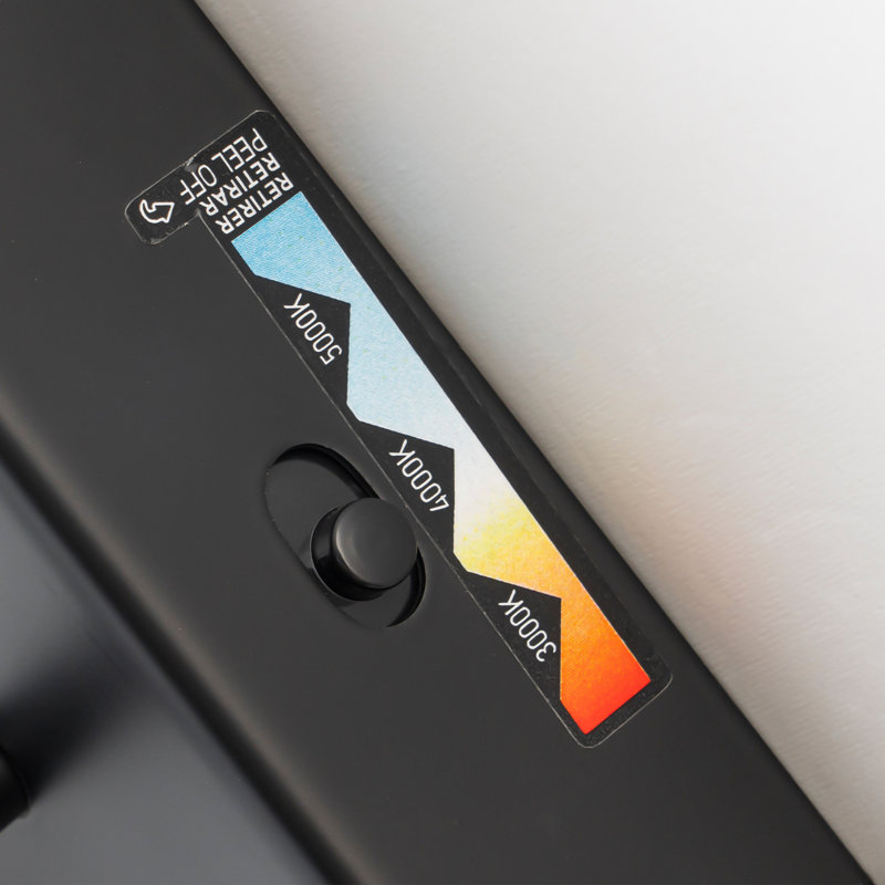 Éclairage à DEL à intensité variable avec abat-jour en verre nuageux, Noir mat, H 4,3 po x l 22,05 po x P 6,3 po, 3 lumières