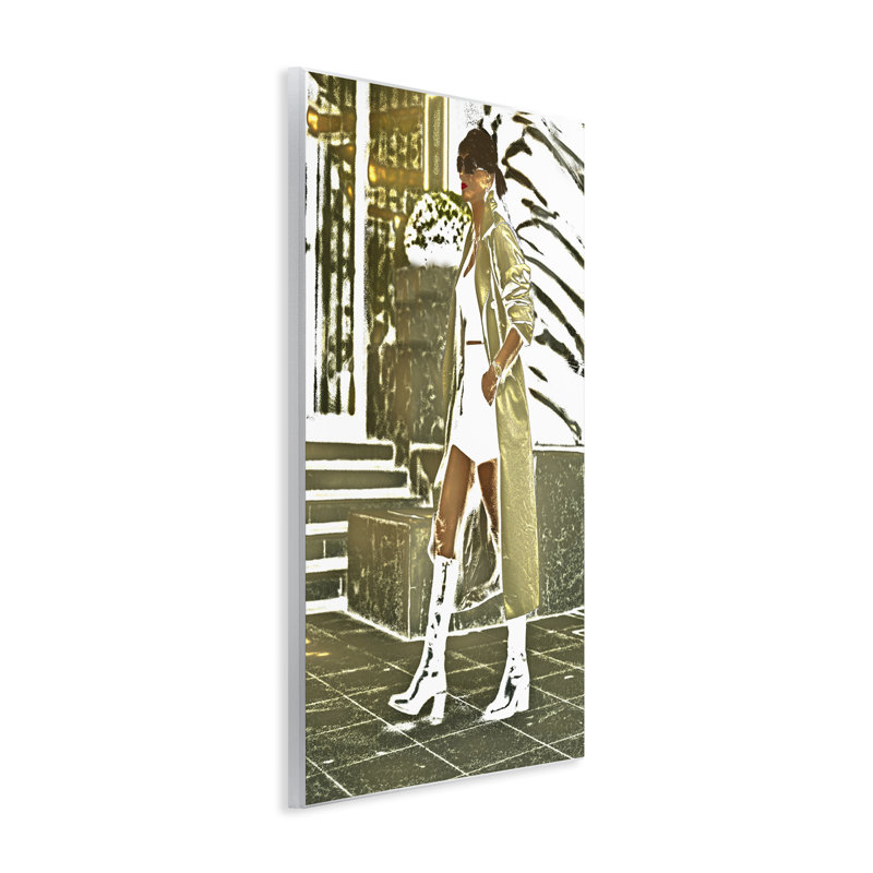  Art mural "Girl in Gold Trenchcoat" par Graffi * té Studios, H 19 po x l 13 po