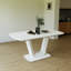 Table de salle à manger extensible blanche avec pieds solides en forme de U pour la stabilité en blanc, convient à 2 à 8 personnes