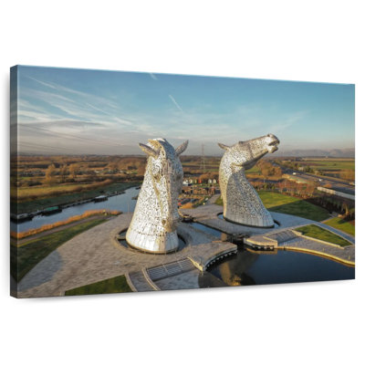Lilie The Kelpies Monument