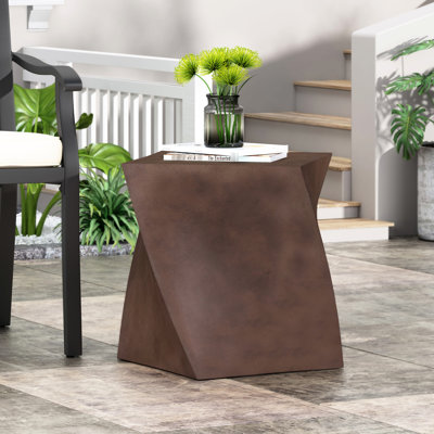 Table d'appoint moderne en béton léger brun, qui allie style et confort