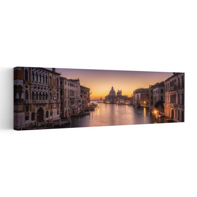 Grand canal, lueur matinale, architecture romantique sereine, ville tranquille, H 48 po x l 16 po