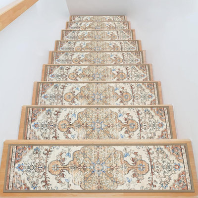 Marches en bois, tapis, marches d'escalier