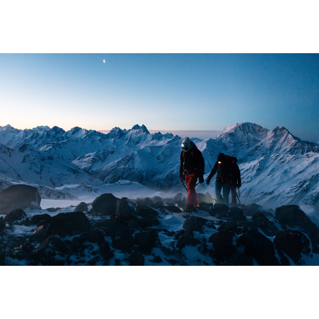 Bergsteiger Ascend Snowy Ridge At Sunrise von AscentXmedia - No Frame Print auf Leinwand