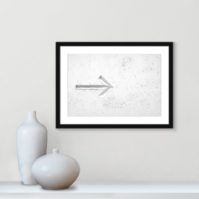 Flèche sur fond blanc par Nik, Blanc, Cadre noir, H 17 po x l 23 po x P 1,25 po