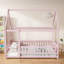 Lit plateforme en bois d'hévéa massif rose chaud pour chambre d'enfant, offrant un espace de jeu et de sommeil privé avec un charmant cadre de maison-856381345