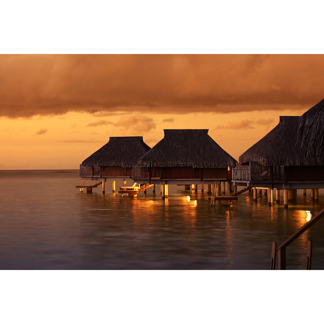 Wasserhäuser im Sonnenuntergang auf Tahiti von D. Lentz - Drucken