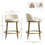 Tabouret de bar moderne Aureon 67,5 cm (26,55 po) en lin, pieds en métal martelé doré, dossier incurvé et repose-pieds circulaire, idéal pour un îlot de cuisine ou un bar, ensemble de 4-595761517-595761514
